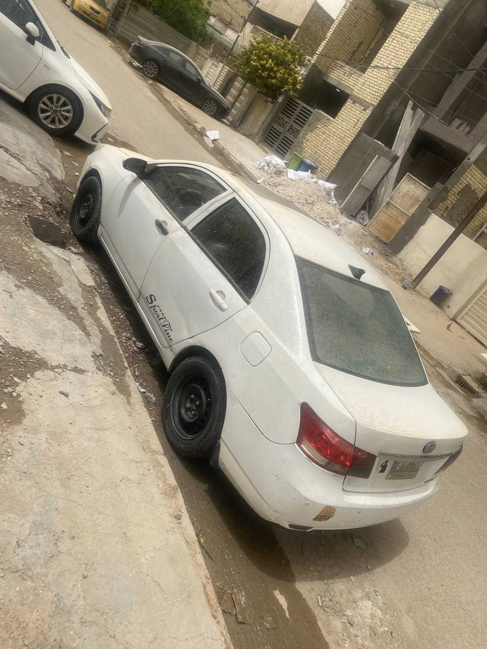 سلام عليكم .. BYD G3 موديل 2013   
رقم مشروع وطني  كير جيد ومحرك نضيف 
تايرات نضاف داخليه السياره مرتبه نفس ما موضح كدامكم 
شواصي مكفوله من الضربه فقط ضربتها بالجهة عكس السايق موضح بل صوره ومرجعه عل بارد الباقي سليم
تبريد ناقصه بس كمبريسر السعر 43 وبيه مجال العنوان بغداد المشتل الرقم ***********
