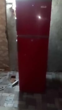 ثلاجه نضيفه جدا حجم وصط السعر 130وبيهه مجال بصيط 07700685299