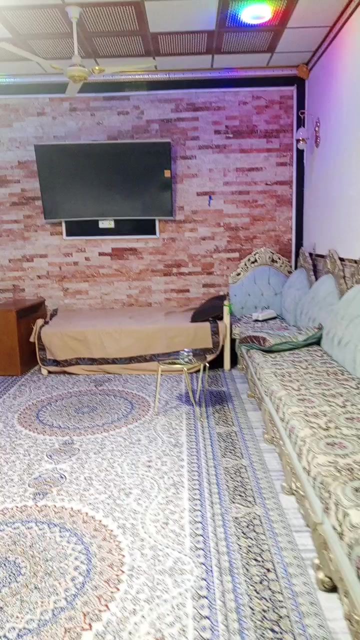 السلام عليكم بيت مساحة الكليه 1000م طابقين متكون من
4غرف نوم 

2فوك و2جوه صاله 
مطبخ عدد 2
صيحات عدد 2خارجيه ودخليه 
حديقه خارجيه 400م 
مكان البيت خلف جامعة بابل منطقة ابراهيم 
كافة خدمات ماء كهربا مولد خط ذهبي سند 25 تحويل مباشر للاستفسار.***********
