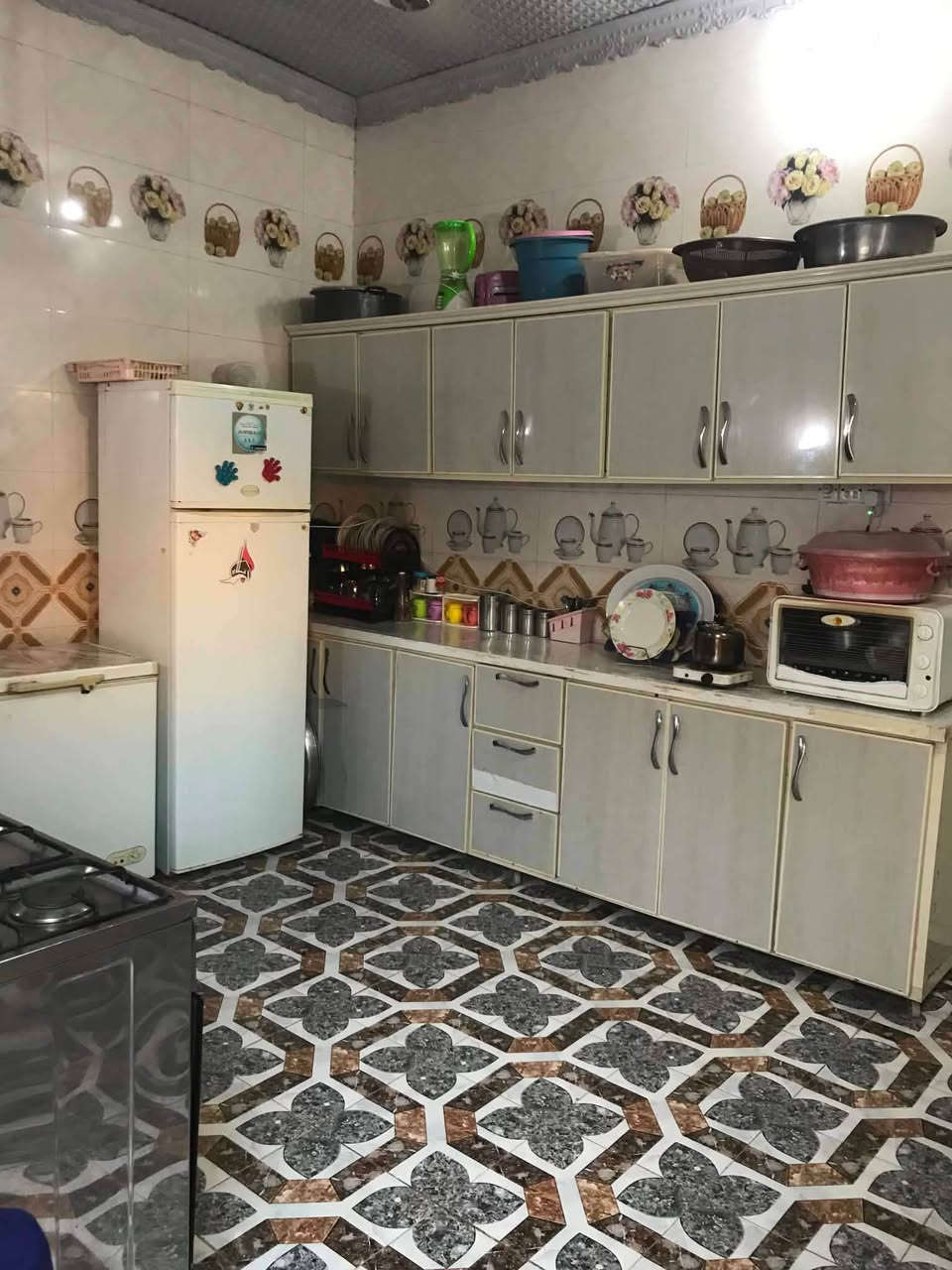 سلام عليكم دار للبيع المساحه 200 متر طابو زراعي البناء طابوك وبلوك درجه أولى السقف اعكاده/ المكان المعاره السيطره خلف الحسينيه يبعد عن الشارع 150 متر /يتكون البيت غرفه وحده / استقبال / صحيات داخل وخارج/ مطبخ / صالة / ممرات ثنين / حديقه / كراج سياره / البيت كامل ما عوزه شي السعر اتصل او خاص /***********
