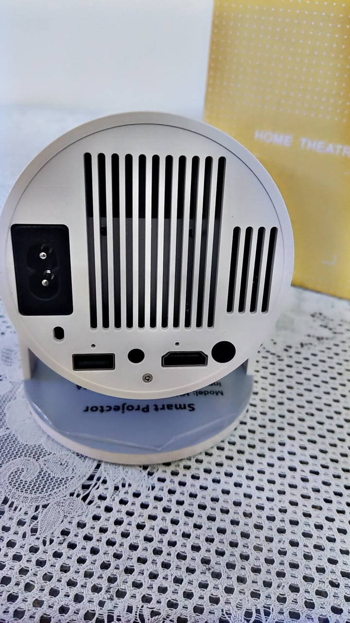 بروجكتر منزلي الاصلي مو تقليد Smart Projector للبيع 📽️
الحالة: شبه جديد، مستعمل مرتين فقط 
وياه: الكارتون + الكيبلات + كل الملحقات مالته
المنافذ: HDMI + USB + مدخل سماعة
الاستخدام: افلام، يوتيوب، نتفلكس، بلي ستيشن - بالغرفة المظلمة يصير سينما اب نضام اندرويد 

السعر: 60 الف دينار - بيه مجال بسيط للشراي الصدك
المكان: كركوك - التسليم فحص وشغل

للتواصل واتساب: [***********]
