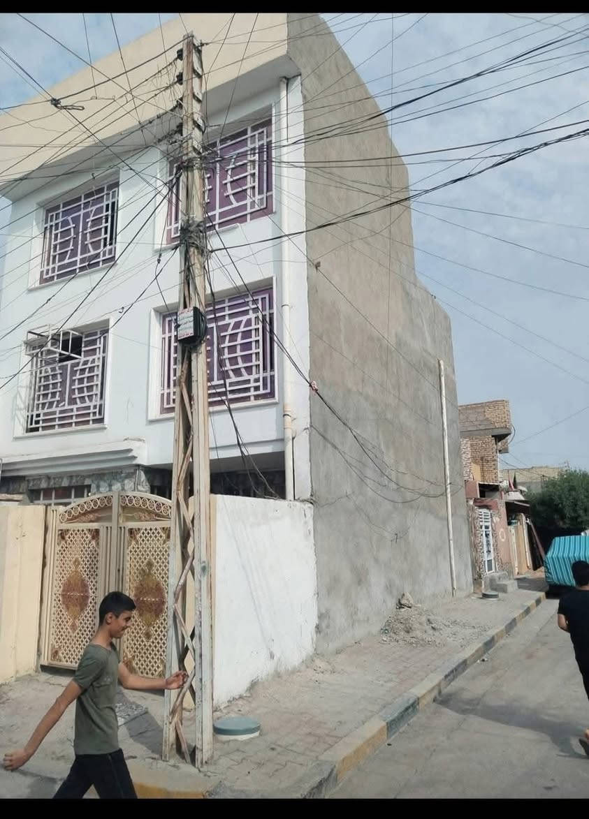 للبيع بيت  ٤ غرف نوم مدخلين ٣طوابق صطحين ركن في المخابرات واقع حال ٨٧ متر ركن في السند ٧٥ متر

النضيف وماجر قرب تقاطع الجريخي شارع الصيدليه

السعر 75 مليون الاتصال ***********
