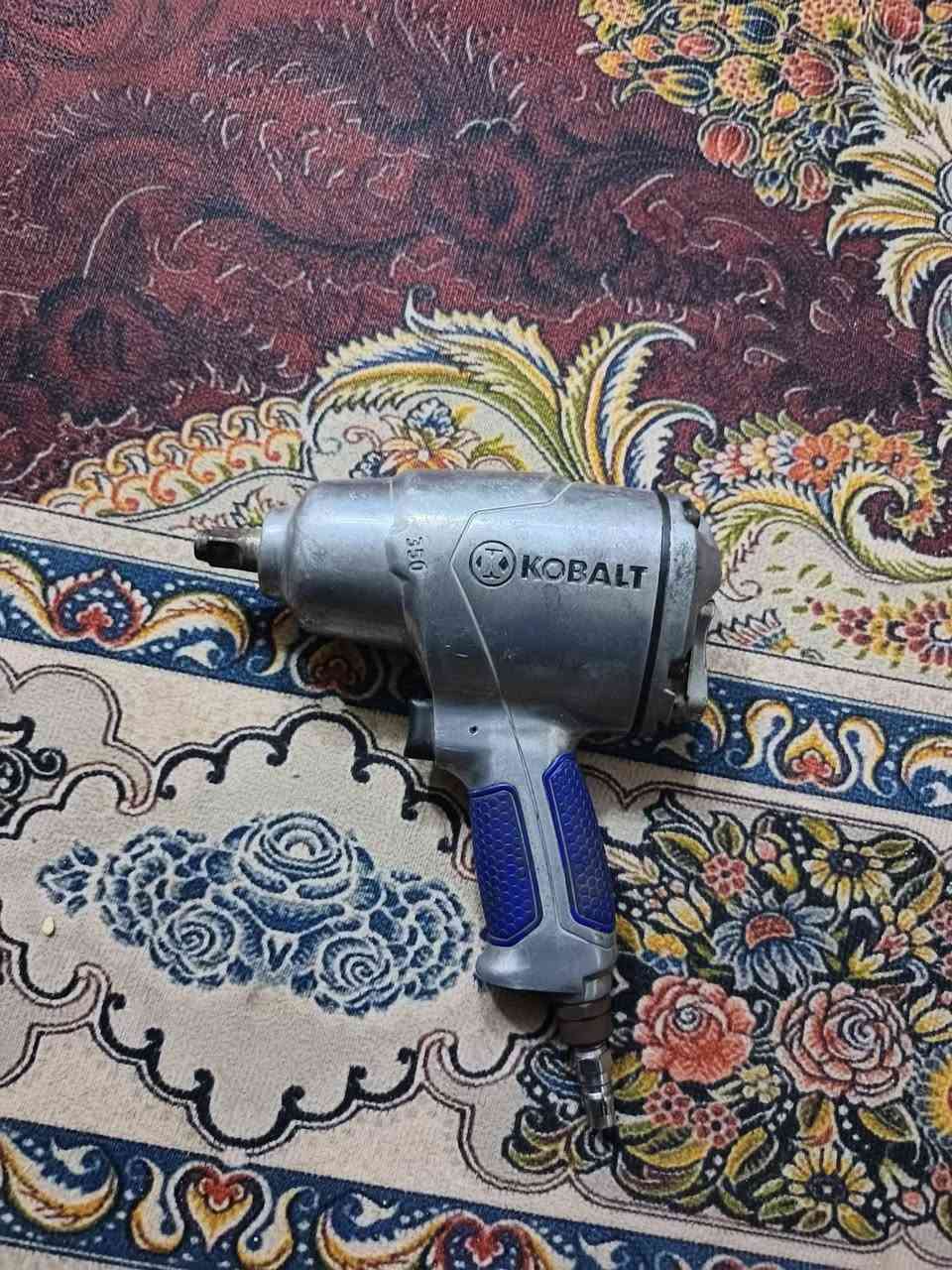 🛠️ للبيع: دريل فك وربط براغي صدمي (Kobalt Impact Wrench)
المواصفات الأساسية:
الماركة: Kobalt (أصلية).
النوع: هوائي (Pneumatic) يعمل على الكمبريسور.
المقاس: 1/2 بوصة (مناسب جداً لصواميل إطارات السيارات والمحركات).
القوة: عزم دوران عالي لفك أصعب البراغي المستعصية.
التحكم: مزود بمفتاح لضبط قوة الدوران والتحويل بين الفك
السرعة: \(7200\) دورة في الدقيقة (RPM). 
 والربط.
الحالة:
الجهاز مستعمل وبحالة تشغيل ممتازة.
تمت صيانته وتزييته بانتظام لضمان الأداء القوي.
الهيكل متين جداً ومصمم للأعمال الشاقة.


**إذا كنت صاحب هذا الإعلان وتريد حذفه لأي سبب، رجاءا أرسل رسالة إلى الدعم الفني**