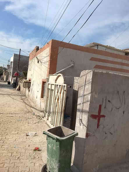 سلام عليكم الدار البيع مساحه 160 متر مربع ركن عله شارعين يبعد عن سوك 50 متر وشارع العام 30 متر يتكون من ثلاث غرف وصاله ومطبخ وستقبال ختمات مقرنص ومجاري المنطقه المحموديه حي المرتضى البيت عكاده سعر 85 وبي مجال زراعي رقمي *********** بي واساب تصل
