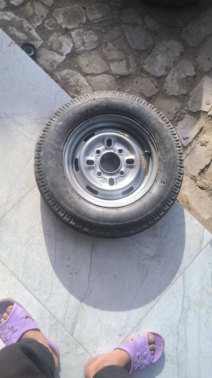 تاير نظيف للبيع.  سعر. 22. ‏‪0781 249 8785‬‏
