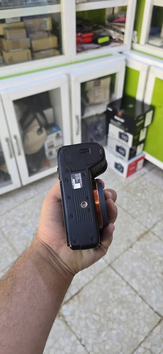 سوني A7R3 مع 28.70 
نظافه95% كامل ملحقات جنطه 
سعره كامله مليون و950الف 
مكاني بابل 
***********
***********
