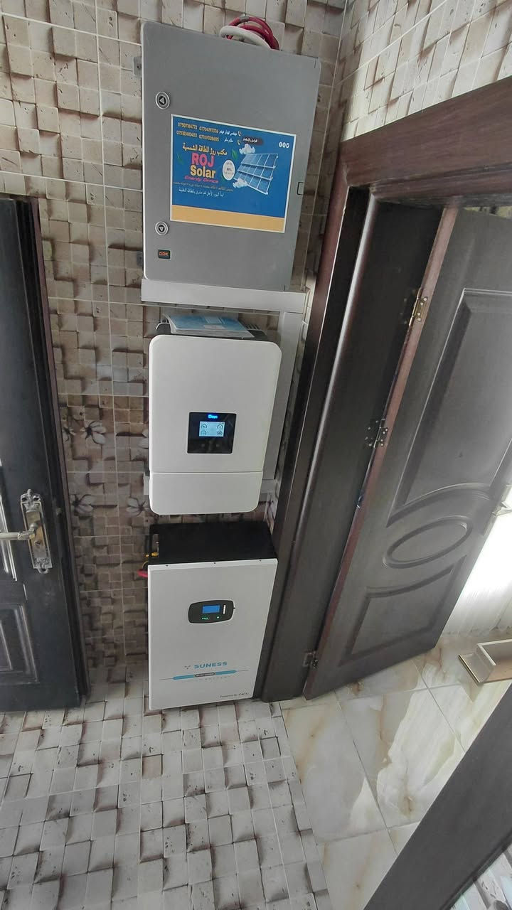 🔆 إنجاز نوعي جديد يُضاف إلى سجل النجاحات
📍 من موقع العمل – اربيل 
🗓️ الاحد  21/ 2 / 2026
في خطوة جديدة تعكس الريادة والاحتراف في مجال الطاقة المتجددة، يعلن مكتب روژ للطاقة الشمسية عن إكمال مشروع استراتيجي مميز تمثّل بـ تحويل منزل دلير اسماعيل  في اربيل  إلى منظومة طاقة شمسية متكاملة تعمل بكفاءة عالية واستقرار تام.
⚡ تم تنفيذ المشروع بسعة 20 أمبير نهاري و15 أمبير ليلي، لتوفير طاقة كهربائية مستقرة وآمنة على مدار الساعة، مع تقليل الاعتماد على الشبكة الوطنية والمولدات، وفق أعلى معايير الجودة والكفاءة والاستدامة البيئية.
🌞 يأتي هذا المشروع ضمن رؤية مكتب روژ الهادفة إلى نشر ثقافة الطاقة النظيفة، ودعم التحول الحقيقي نحو الطاقة المتجددة في إقليم كردستان والعراق عموماً.
🔧 مواصفات المنظومة المنفذة:
▪️ ألواح لونجي بقدرة 600 واط
▪️ عدد الألواح 10 لوحاً
▪️ ضمان الألواح: 12 سنة
▪️ إنفرتر  Deye بقدرة 8 كيلوواط – ضمان 5 سنوات
▪️ بطارية ليثيوم  بسعة 15  كيلوواط– ضمان 10 سنة
✨ مشروع جديد يرسّخ الثقة… ويؤكد أن روژ ليست مجرد شركة، بل شريك حقيقي في الاستقرار الطاقي.
🔥 هل تفكر بتحويل منزلك أو مشروعك إلى طاقة مستقرة وموفّرة؟
مكتب روژ للطاقة الشمسية يقدّم لك حلولاً ذكية مصممة حسب احتياجك وبأحدث التقنيات العالمية.
📞 للتواصل والاستفسار:
👷‍♂️ مهندس قيدار
*********** – ***********
👤 سلام سلو
*********** – ***********
#طاقة_شمسية #مكتب_روژ_للطاقة_الشمسية #HighVoltage
#الاستدامة #طاقة_متجددة #روژ_تبدع
#أربيل #بعشيقة #هولير #العراق

