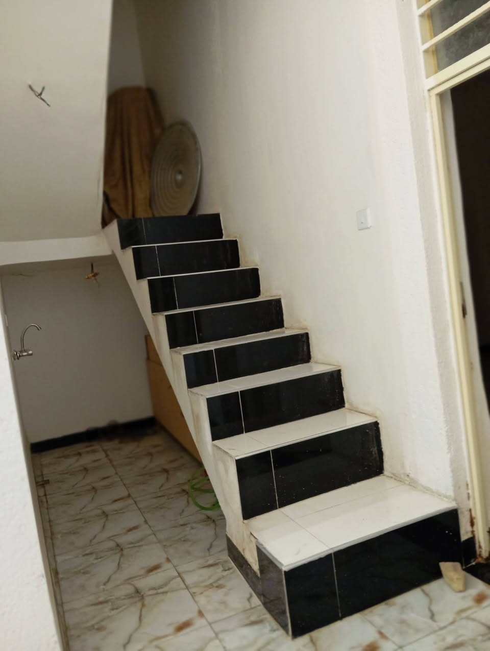 بيت زراعي للبيع مساحه 135
يتكون من غرفه نوم وصاله ومطبخ وديوانيه 
مكان حي امام رضا قرب مدرسة صينية شارع  عادل حاشوش نهايته استفسار اتصال على رقم ***********
