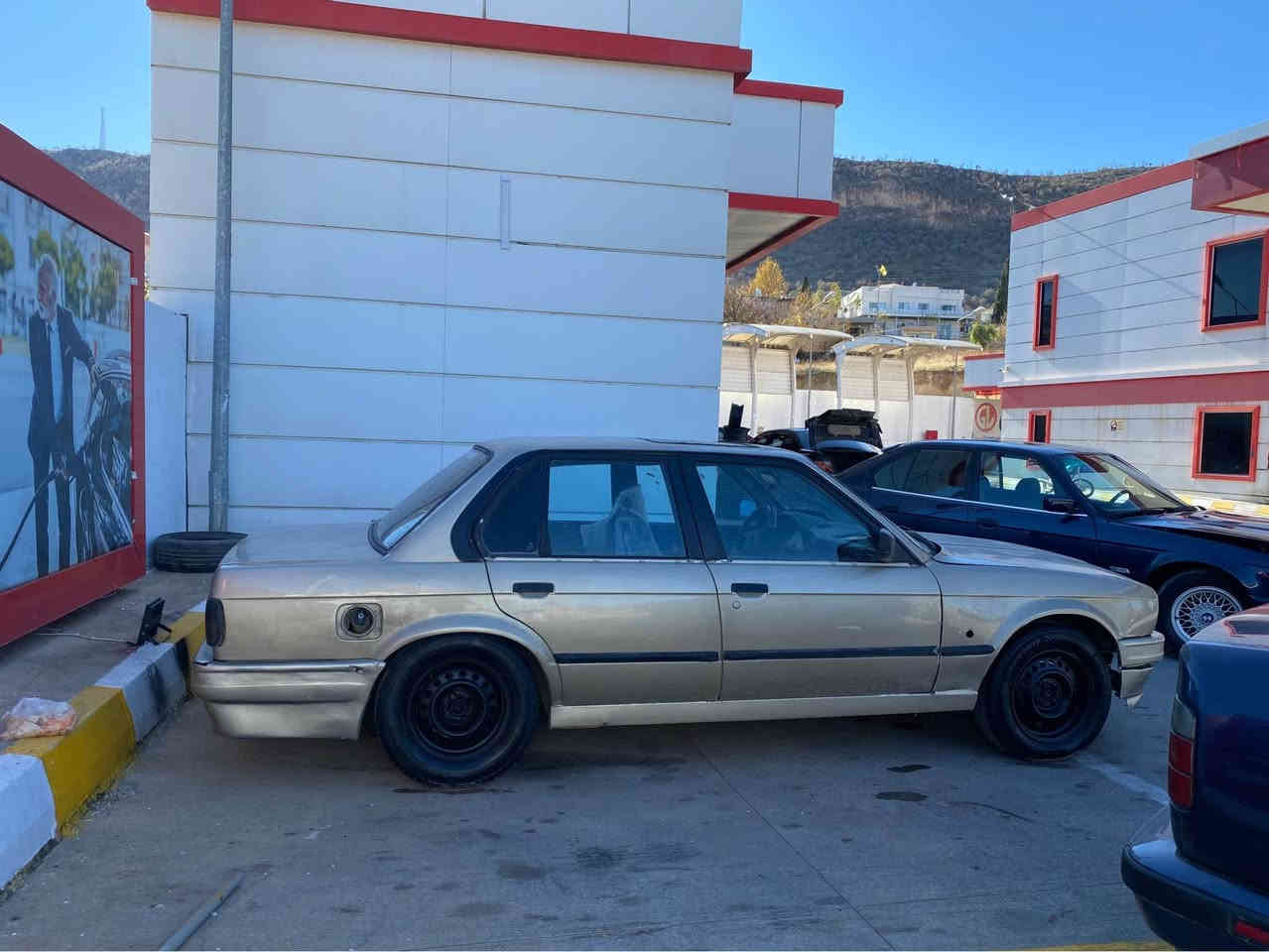 BMW زەعرا
مەکینە ١٨ چوار پستۆن. 
ئاڕم پلاستیک سلێمانی ئەسڵی 
ئاڕم و ئەوەلیات بەشەرت
گێر و مەکینە بەشەرت
لێدرانی قورس بەشەر
موس و بڕاوە بەشەرت
تەقەو ڕەقەی نییە زۆۆر توندۆ تۆڵە
مەکینەی ماشەڵا زۆۆر بەقوەتە تامی ٦ پستۆنێک ئەدا
گزۆز سپۆڕت
سەیارەکە تەنها دەژبولی جوان نیە و بەرە سەقفی هەموو ئەشیای لەگەلە نەمبەستووە
بەرە دەرگاکانی لۆک لۆک
سعری ٢١ و معامەلەی برایانە 
تکایە تکایە گەر موشتەری نی نامەش مەنێرە
*********** واتس ئاپ شقلاوة, أربيل
