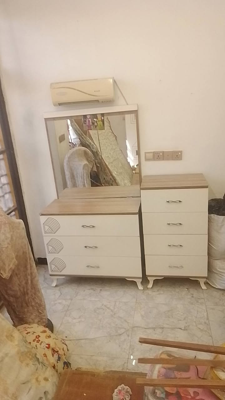 غرفه نوم 6 قطع وكنتور للبيع بس مناسب مستعجله على للبيع لغرض الانتقال للاستفسار واتساب ***********
