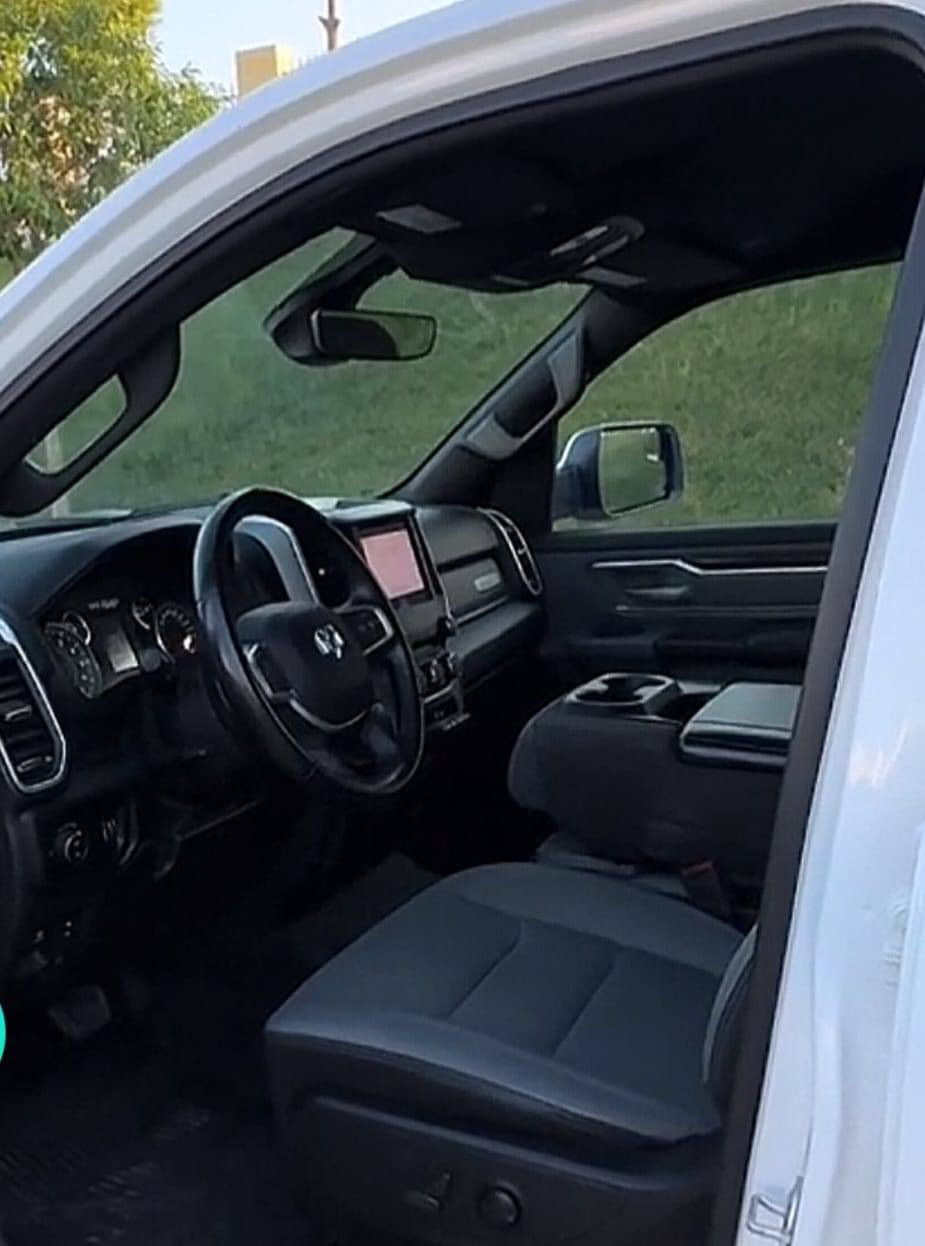 السلام عليكم للبيع دوج رام موديل 2022 كلين تايتل بدون صبغ بدون تبديل ماشيه 59 الف كامل مواصفات عدا البنوراما بدي  بي بوكس للستفسار الاتصال ***********
