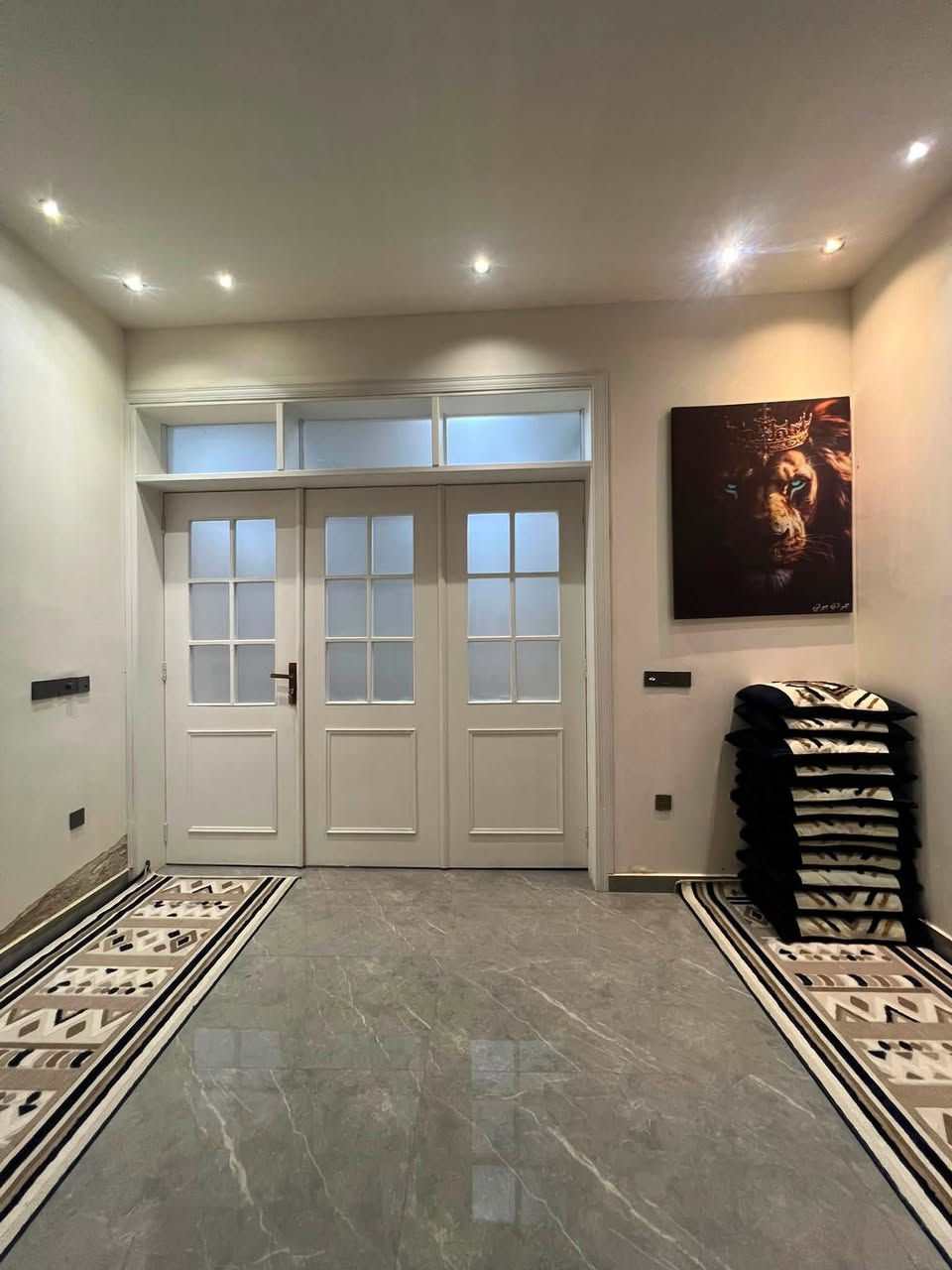 سلام عليكم 
🏡 بيت للبيع _المساحه 200 متر 
بناء حديث (2026) درجه اولى نصف البيت تقريبا غير مستخدم ومسكون
البيت يحتوي على…
✅6 غرف نوم 
✅ مطابخ 3 
✅ صالات 2
✅ حمامات 4 
البيت نضام المشتمل المعزول والمفصول من الداخل والخارج 
نظام دكتات تبريد وايضاً شبابيك وبيبان قاصه وألمنيوم 
البيت جاهز للسكن بمواصفات ممتازه ومريحه وموقع مميز كلشي موضح بالفيديوهات والصور 
***********
