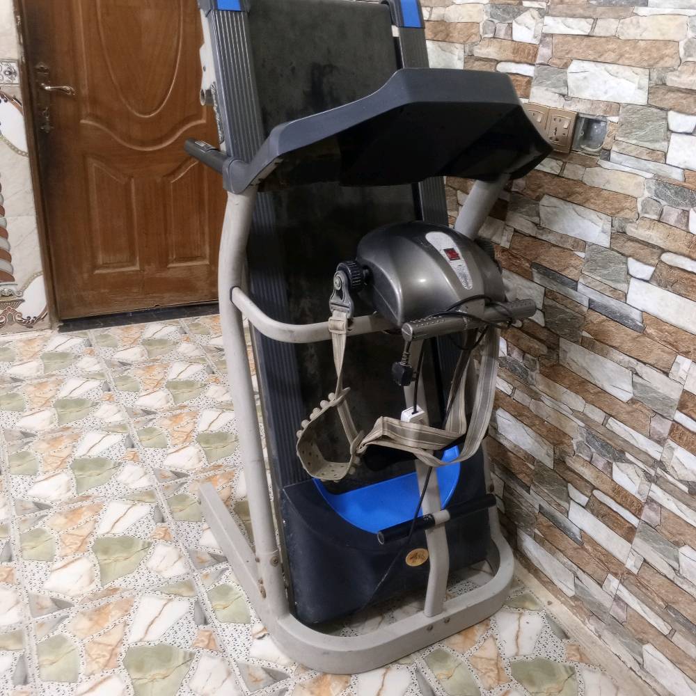 هذا جهاز سير كهربائي بحالة جيدة، مفيد للتمارين اليومية في المنزل. يحتوي على لوحة تحكم سهلة الاستخدام ويناسب جميع مستويات الرياضيين. التصميم مدمج لتوفير المساحة وسهل الط