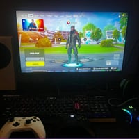 Xbox series s للبيع مساحته 512 gb تجي وياه يده وحده  مع يو بي اس  للتو...