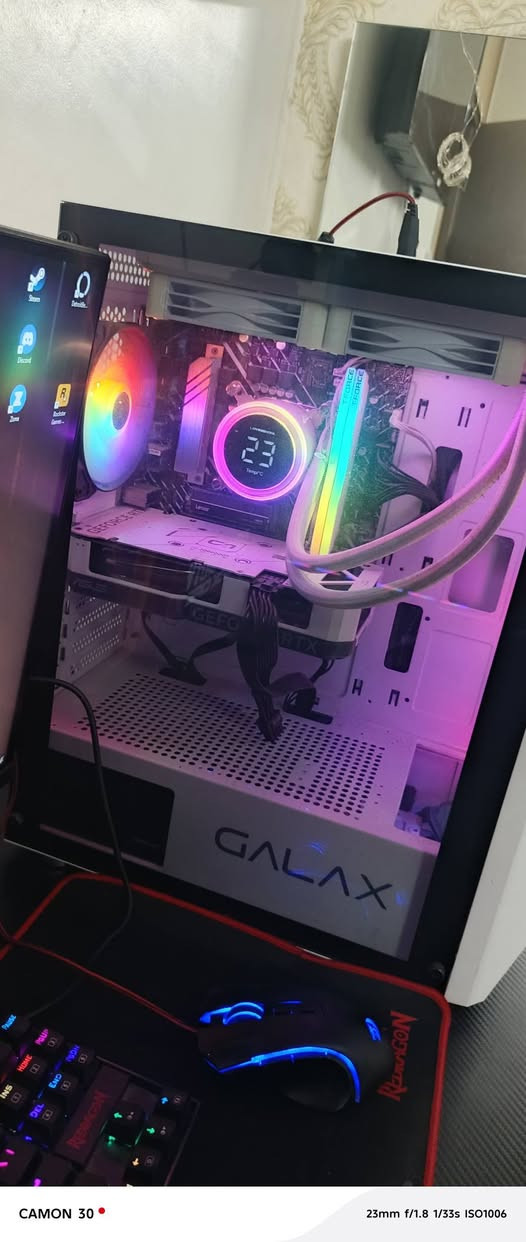 سلام عليكم تجميع بي سي للبيع كامله مثل م أوضح في الصورة تجميع ( كرت الشاشة 4060 نوع السوسز معالج كوار أي فايف جيل ال 12 رامات 16 كيكهssd ذاكرة 1tra تيره اللوحة الام 610 ألسوسز تبريد مائي وياه دركسون كير عادي ويا التجميعه كامله تنباع ويا الميز شاشه 180 هيرتز كاملاً تجي تأخذ وتروح تلعب كبل ) السعر مليون 250  رقم***********
