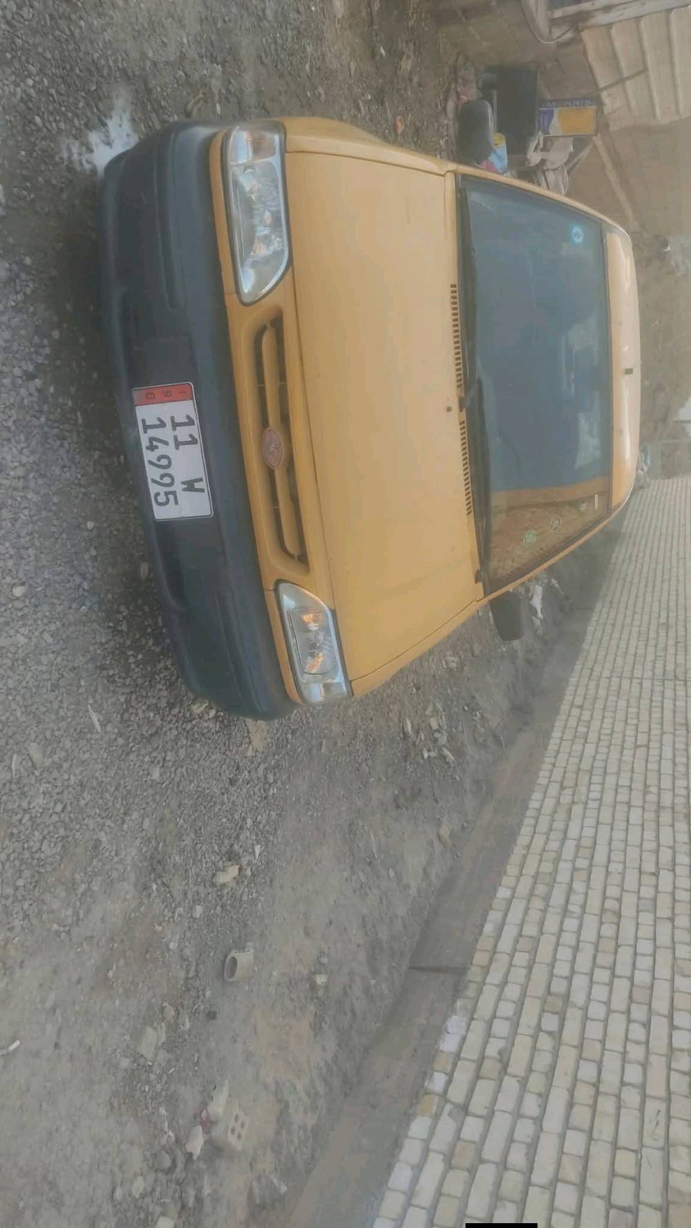 للبيع سيارة صفراء صغيرة بحالة جيدة للاستخدام اليومي. مناسبة جداً للتنقل داخل المدينة وعملية للاستخدام اليومي.