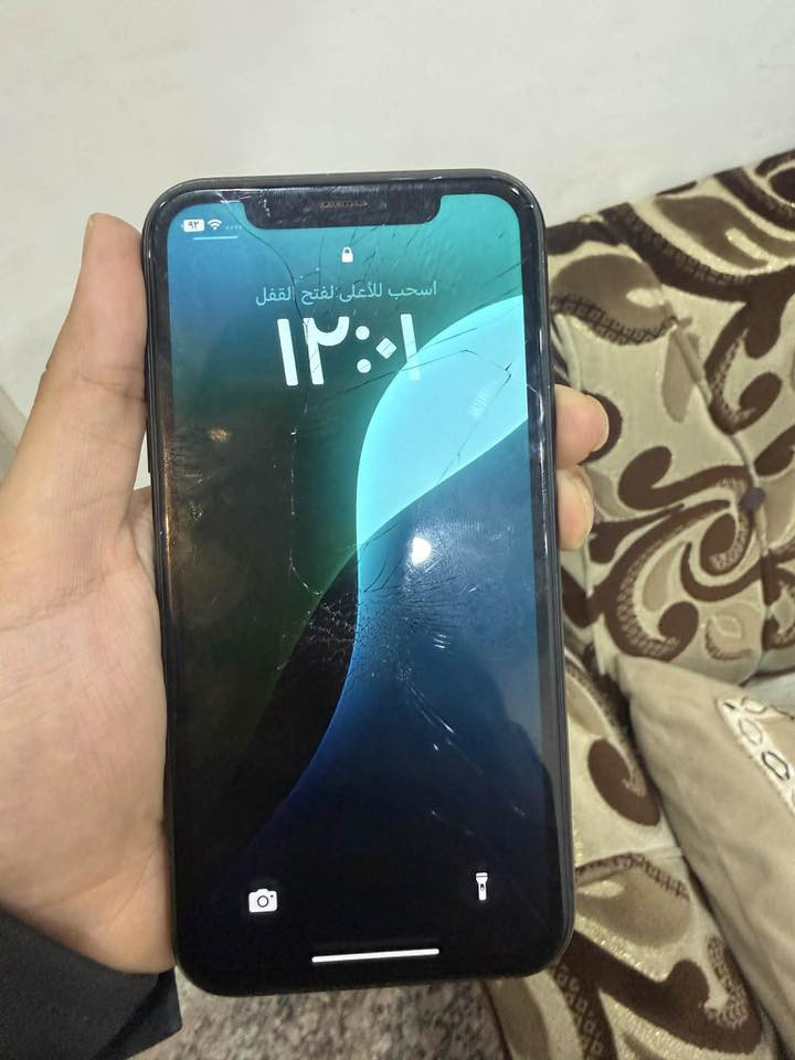 ايفون اكس ار ذاكرة 128 بطارية 78  بلادية مكفول فقط فطر بالكلاس فيس ايدي شغال تواصل *********** اتصال سعر 115 قفل بدون عمله
