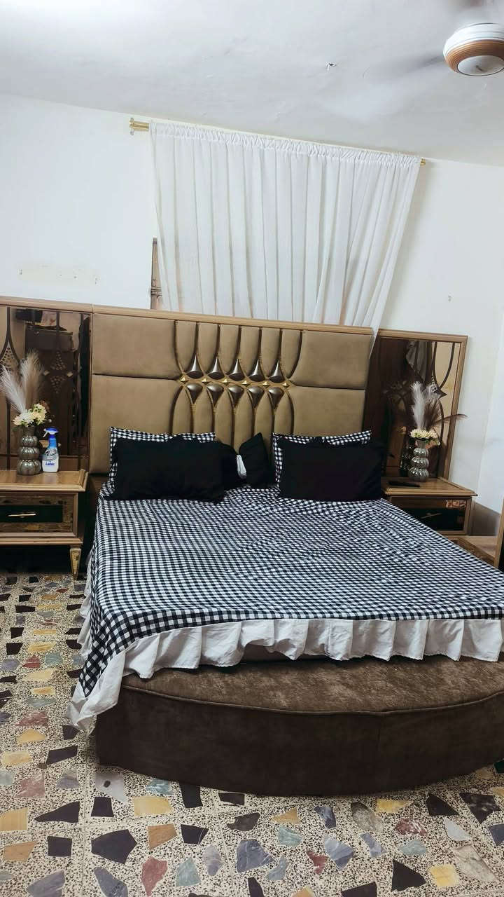 غرفه تركيا ٩ قطع بدون ضرر قويه حيل مابيها اي كسر ماخذينها ب٤ ونص نريدها ب٨٥٠ قفلها بدون عمله العنوان بغداد البلديات الصحفيين ***********
