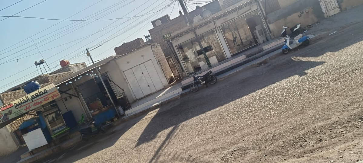 دار للبيع في حي العسكري المساحة 200 متر طابق واحد على شارع 20 مقابيل افران صمون المنتضر السعر 150 وبي مجال للاستفسار ***********
