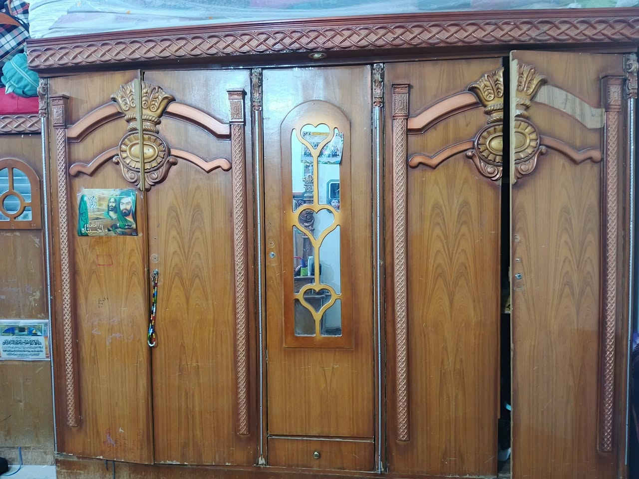 سلام عليكم غرفه خشاب كامله ملحقاته +كاونتر قطعتين +سنك مرمر +اوفن السعر الغرفه 150الف أو الوفن25والكاونتر 200رقم تليفون***********
