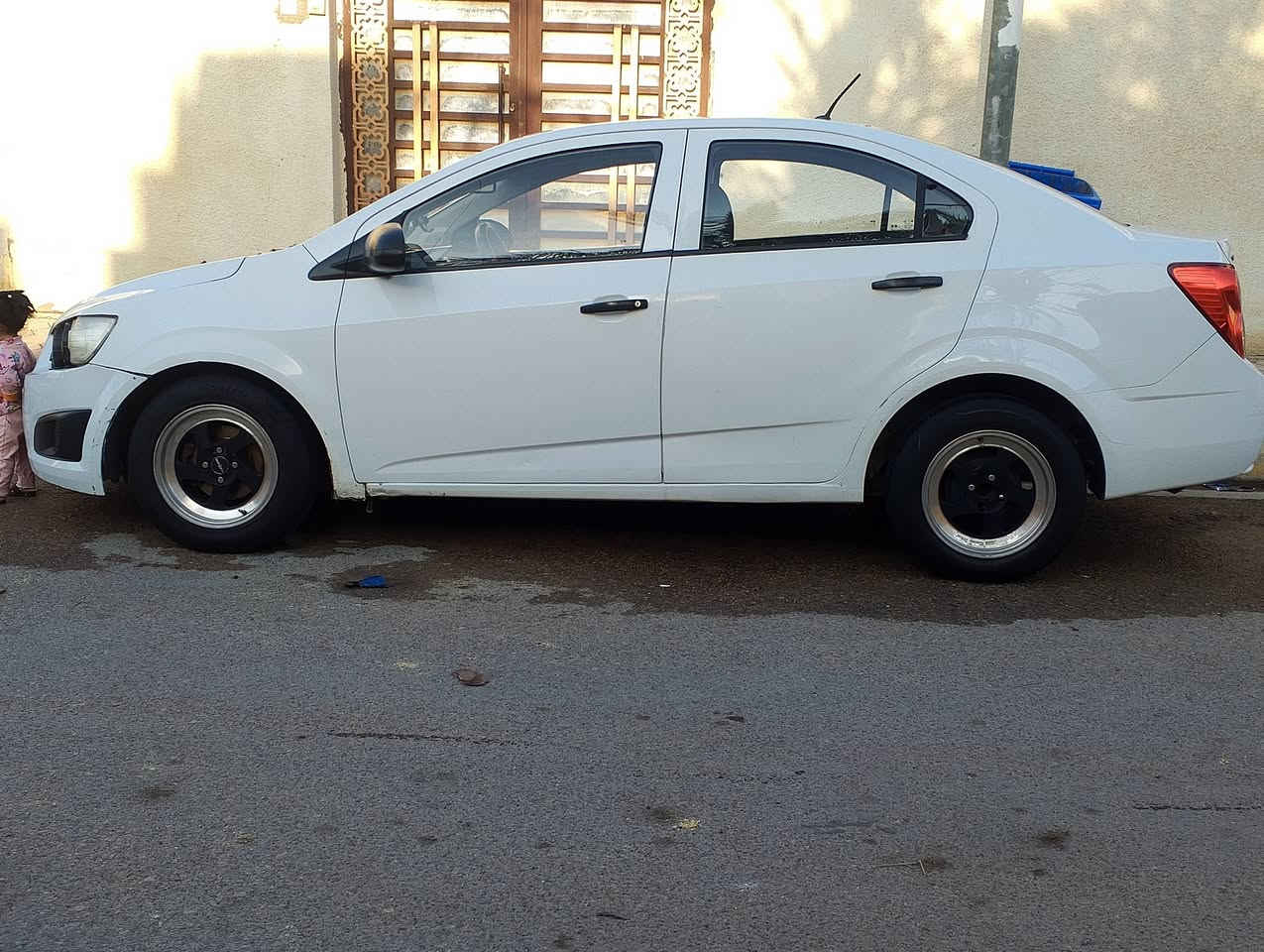 شوفرليت سونك خليجي ٢٠١٢ 
مواصفات عاديه 
بيها صفحة السايق الباب الخلفية معدل ومصبوغ 
نقص اشياء بسيطة 
رقم انكليزي / سنوية جديدة بأسمي ل٢٠٣٠
كوت / الزهراء 
***********
السعر 50$ وبيها مجال حگ النقوصات
