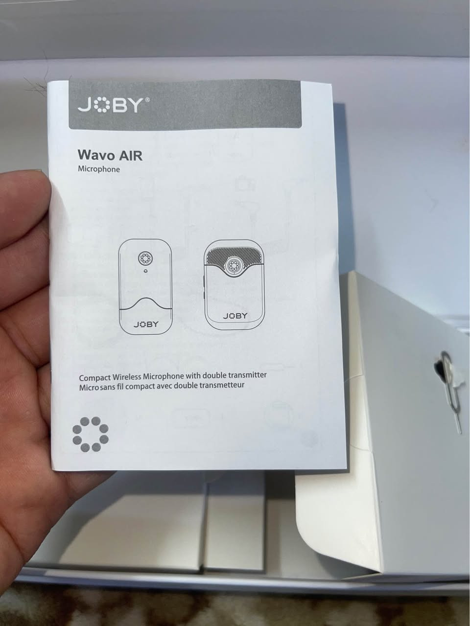 سڵاو بەرێزان ،

مایکرۆفۆنی (Wireless) ـی مارکەی بەناوبانگی Joby Wavo Air دەفرۆشم بە نرخێکی زۆر گونجاو.

مایکرۆفۆنەکە تەواو نوێ و لۆکە ، بە هیچ شێوەیەک بەکارنەهاتووە. (بۆ ڕێکخراوێک کڕدرا و دواتر هیچ دەنگ و چاڵاکییەکیان نەبوو ، بۆیە لە کارتۆنەکەیدا ماوەتەوە بە زەمان ).

 پاکێجی دووانییە (Dual) ، واتە ٢ مایکرۆفۆن (Transmitter) و ١ وەرگر (Receiver) ی تێدایە. بۆ چاوپێکەوتن ، پۆدکاست ، ڤلۆگ و دروستکردنی ناوەڕۆک بە مۆبایل یان کامێرا بێوێنەیە.

کارتۆنەکەی تەواو پڕە و هەموو کێبڵەکانی کامێرا و مۆبایل ، ٢ مایکرۆفۆنی یەدەگی یەخە (Lavalier) ، ڕاگرە موگناتیسییەکان و دژە با (Windjammer) ی لەگەڵە.

نرخەکەی تەنها ( ٣٠ ) هەزار دینارە.

مایکرۆفۆنەکە لە سلێمانییە. بۆ کڕین نامە بنێرە یان پەیوەندی بکە بەم ژمارەوە و بۆ هەر شوێنێک ویستتان ، لە خزمەت دام:

0750 748 3441

______________________

تێبینی گرنگ ، ئامێرەکە بە مەرجی لۆک بوون و بەکارنەهاتن دەفرۆشرێت.

پێکهاتەکانی ناو کارتۆنەکە (Full Accessories):

١ دانە وەرگر (Receiver)

٢ دانە ترانسمیتەر (Transmitter) کە مایکرۆفۆنی ناوخۆییان تێدایە

کێبڵی تایبەت بۆ بەستنەوە بە کامێرا (TRS)

کێبڵی تایبەت بۆ بەستنەوە بە مۆبایل (TRRS)

٣ دانە کێبڵی شەحن کردنەوەی جۆری USB-C

٢ دانە مایکرۆفۆنی تەلدار کێبڵ درێژ (Lavalier) بۆ شاردنەوەی ژێر جل

کۆمەڵێک ڕاگری جۆراوجۆر (موگناتیسی، کلیپ، و هی سەر حامیلەی کامێرا)

٢ سەری دژە با (فەروو) بۆ تۆمارکردنی دەنگ لە دەرەوە السليمانية, العراق
