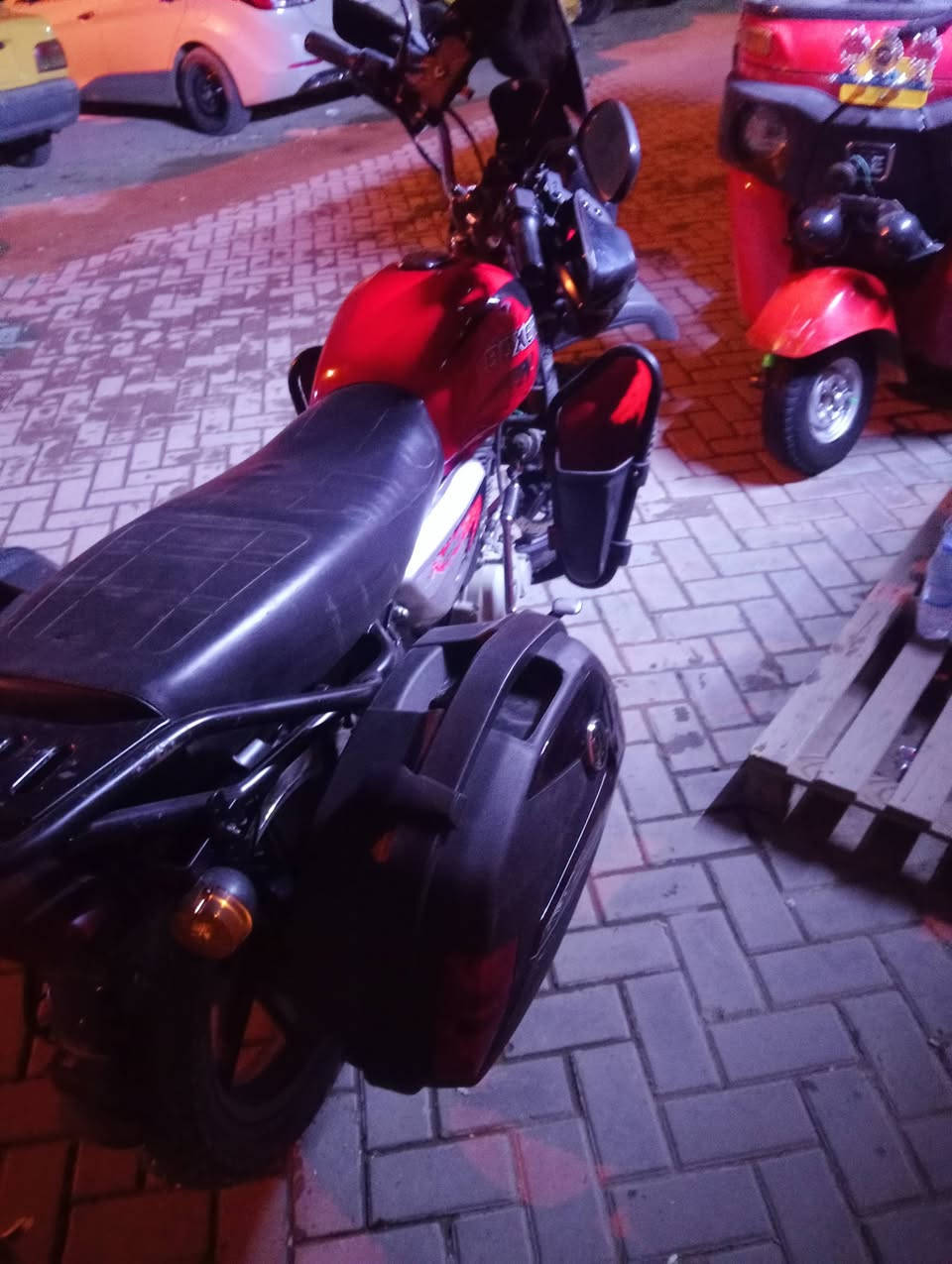 سلام عليكم دراجه بوكسر موديل 2023 دراجه اوراق سكنر يعني مسحوبه يقفلها كفاله عامه من السرقه ومن العشائر ملاحظه الدراجه ما نقصها اي شي تنكر وتطلع للشغل دراجه 1300 وبيها مجال مكاني بغداد مدينه الصدر اللي يحب يشتري يتراسل خاص بيع مستعجل ***********
