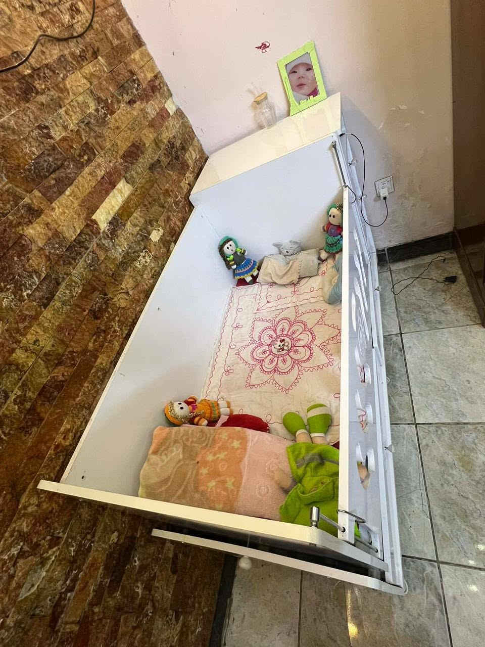 السلام عليكم
سرير اطفال للبيع نظيفه جدا تحتوي ع مجرات وكومدي 
حجمها. يتكبر ويتصغر + هزاز .. رايدها ٢٠٠ ألف وبيها مجال لصداقين التواصل السريع ***********
