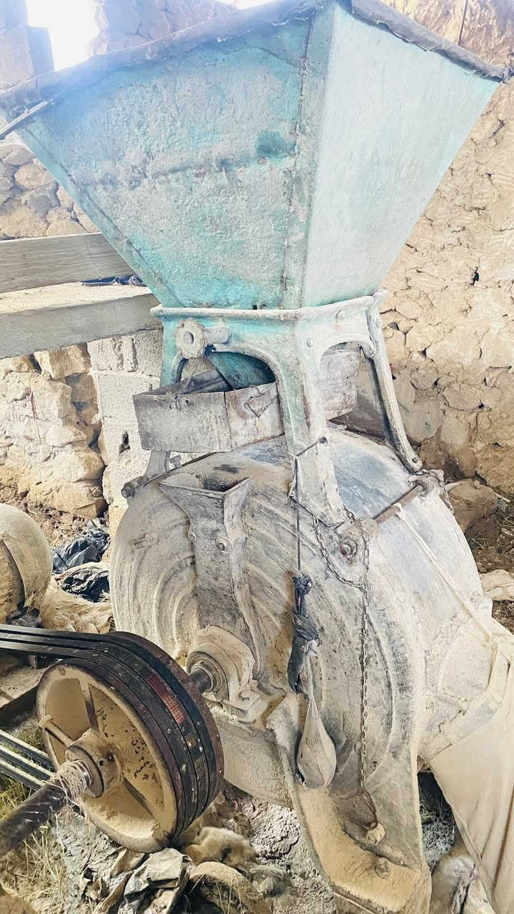 السلام عليكم ماكنة طحن للبيع
تطحن حنطة وشعير وذرة صفره 
موطور ٥٠حصان مع بورد كهرباء كامل
العنوان قرية اشويرات
رقم الهاتف 
***********

