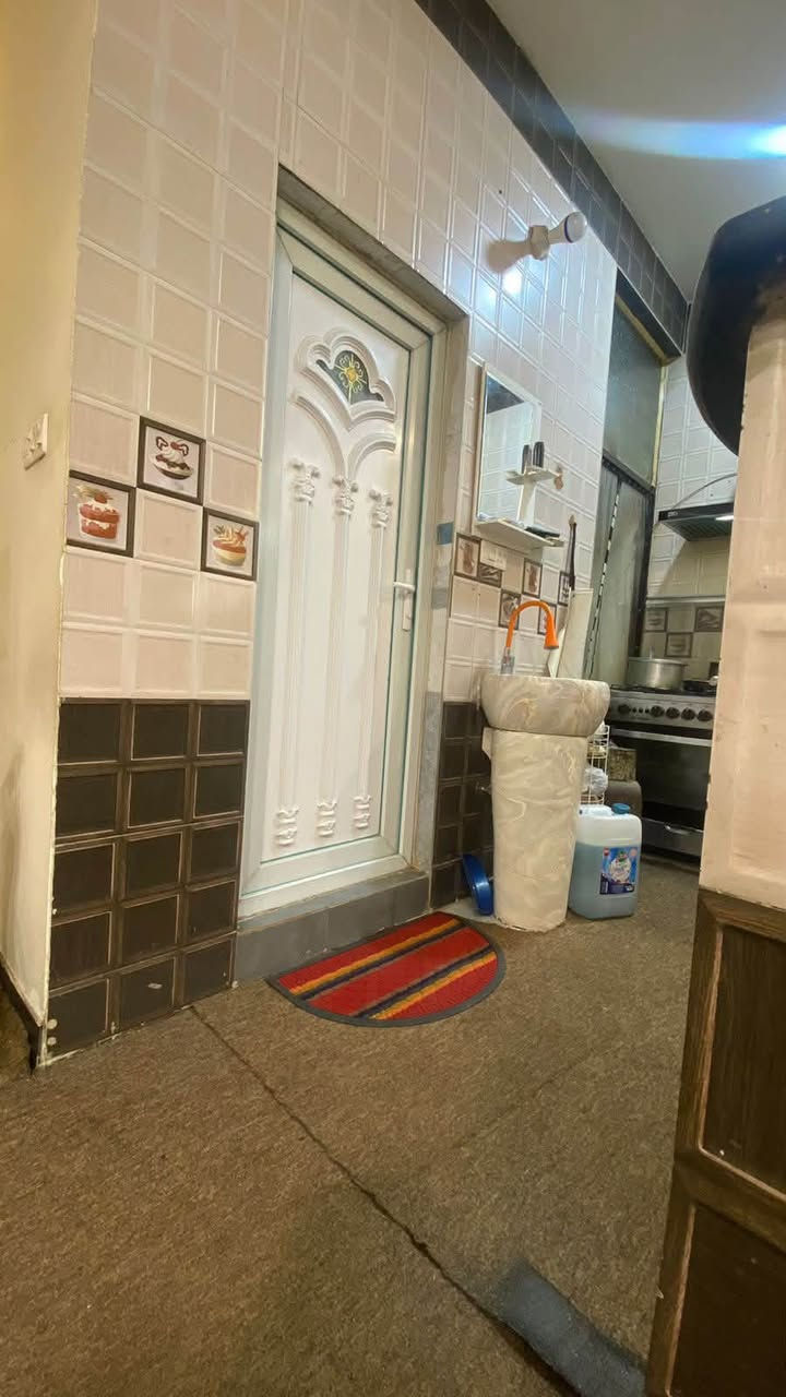 يعلن مكتب احمد عاشور الوحيلي للعقارات 🏡 عن بيت مساحة 100م للبيع مسلح
واجهه 5 نزال 20 بناء سنة 2020
طابقين يحتوي على ٣ غرف نوم 
الطابق الاول استقبال + مطبخ + منور + غرفة نوم + خدمات 
الطابق الثاني غرفتين نوم + خدمات 
الطابق الثالث غرفة نوم هيكل بعدها بدون سقف فقط + سطح وبيتونه 
الموقع📍البنوك قرب ماكنتوش
للاستفسار:***********📞📞كرار الوحيلي

