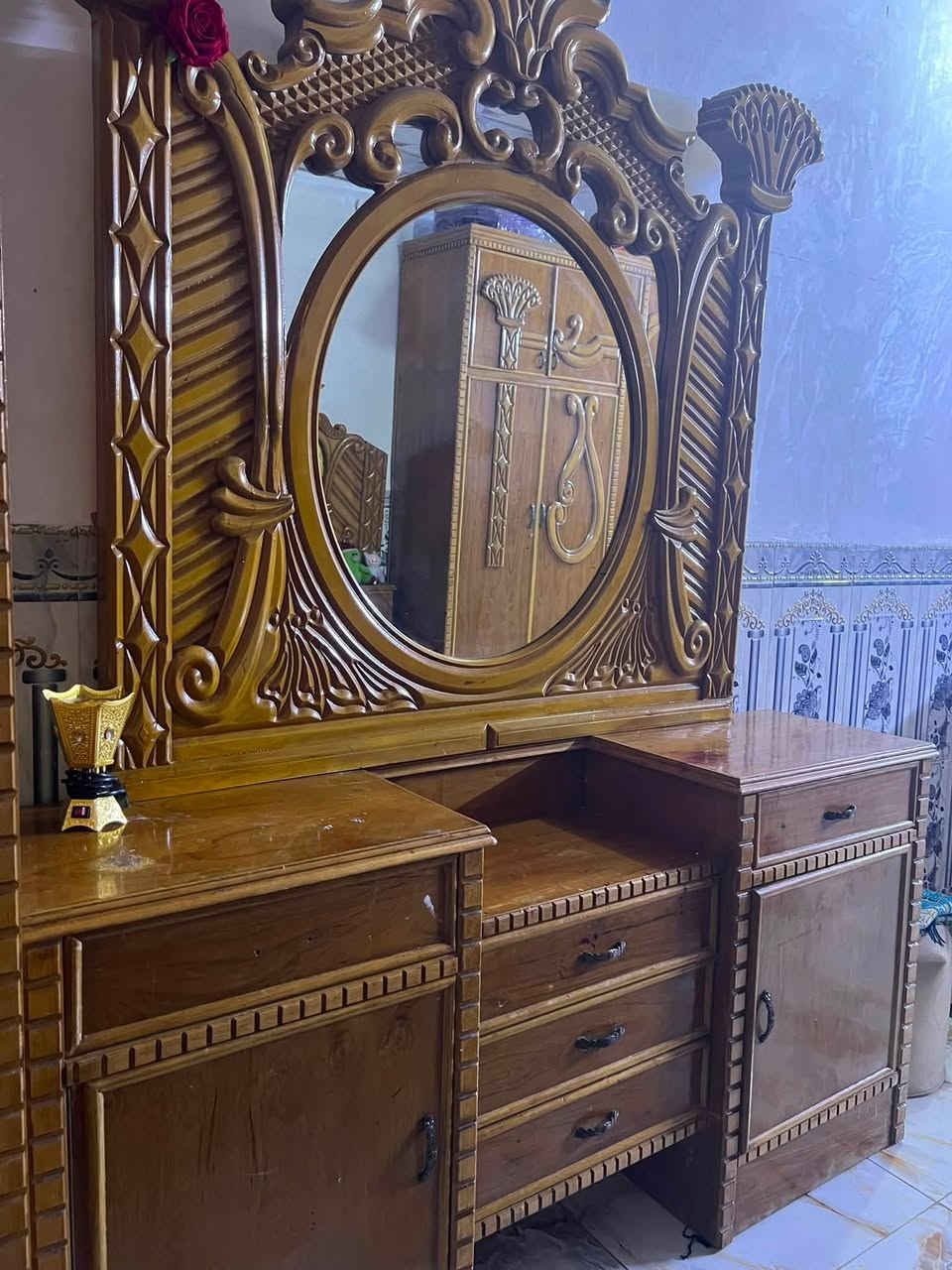 سلام عليكم عندي هاي غرفه للبيع سعر ٩٠٠وبيها مجال بسيط غرفه نضيفه خشب صاج عراقي نضيفه داخلها نضيف  مكان قرب مستشفى تركي للاستفسار ***********

