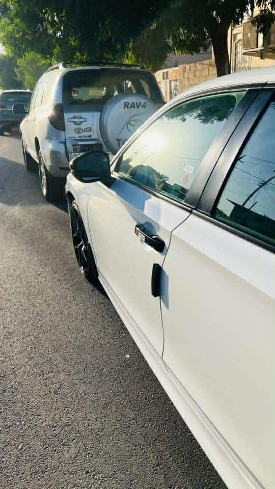 للبيع (ملاحظة) السيارة جديدة بمعنى الكلمة 
رقم بغداد مشروع وطني بأسمي تحويل مباشر
هوندا سيفك موديل 2024سبورت اللون ابيض 

بصمه + فتحة سقف

سايد بريك كهرباء

رادار امامي خلفي جانبي كلها شغال 

شاشه كبيره

شاشه عداد دجيتل

تشغيل عن بعد 

ويل كب سبورت 

شفتات ستيرن 

تحكمات ستيرن 

مكينه 2000. تنفس طبيعي 

انظمة قيادة درايف مود

توقف ذاتي 

اطفاء ذاتي بل الازدحام

تخم تاير جديد 

شوتة بلادية 

حجر بيئة بلادي 

منظومة تبريد بلادية 

حادث السياره بنيد ضبغ فقط بدون دواخل 

مكان السياره / الانبار /هيت 

  السعر 170$ 
ماشية 43 الف كيلو متر
 فيس واتساب موجود ***********
