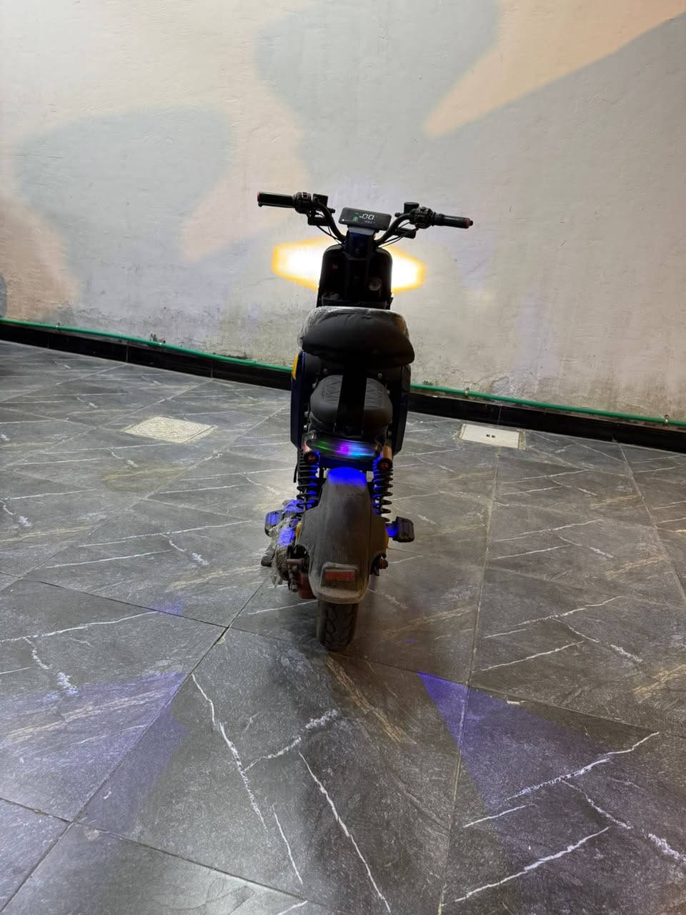 دراجه شحن للبيع R9 نضيفه انضف من الصور بهواي لان بصور وصخه شويه تايررات جدد جوبلس بطاريات فوك النص عمر نهائياً ماتفقد شحن كلش زينات كفرات نضيفه لايت عالي ناصي بصمه تشغيل بس بصمه اكفلها الك من سرقه ومن لحيم شاشتها شغاله للتواصل خاص او واتساب  ***********مكاني البصره حي المهندسين سعرها 375 وبيها مجال
