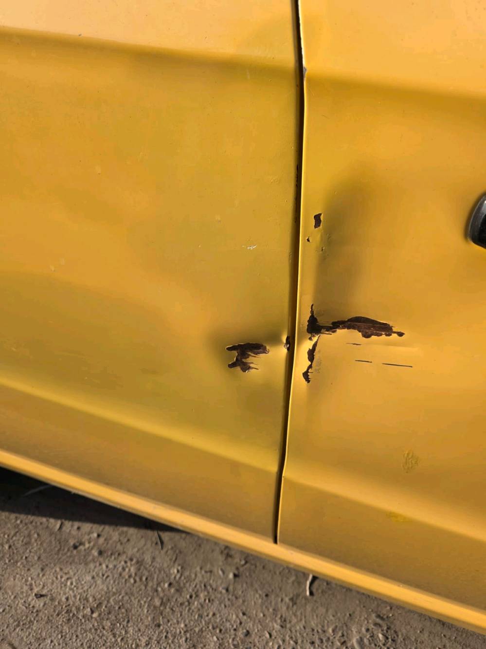 سيارة شفروليه أفيو صفراء للبيع. السيارة في حالة جيدة من الداخل مع مقاعد مغلفة باللون البرتقالي والرمادي. هناك بعض الخدوش والضربات على الهيكل الخارجي كما هو موضح في الصور. السيارة جيدة للاستخدام اليومي ومناسبة للتنقل داخل المدينة. للمزيد من المعلومات أو إذا كنت مهتم بالشراء، يرجى التواصل معي.