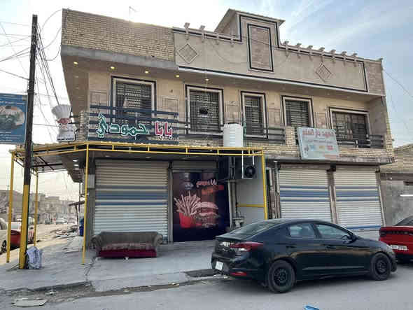 المساحه  ١٥٠ متر

الطابق الأول ٥ محلات  وشقه

الطابق الثاني  شقتين كل شقه غرفتين نوم وصاله ومطبخ وصحيات

الوارد الشهري ١٧٥٠٠٠٠

السعر ٢٧٠

العنوان البلديات الضباط الثانيه حين الأمير مقابل شهداء العبيدي الثانيه

مقابل متوسطه حسين كريدي ومدرسه البلسم

بناء حديث ٢٠٢٣

طابو صرف زراعي  طابو الخلاني واسويلك اقرار بكاتب عدل بغداد الجديده

معامله بيها كامله سند ٢٥ كشف مشترك من الطابو والامانه والمساحه العامه وكتاب عمليات بغداد

لمعلومات اكثر ***********
