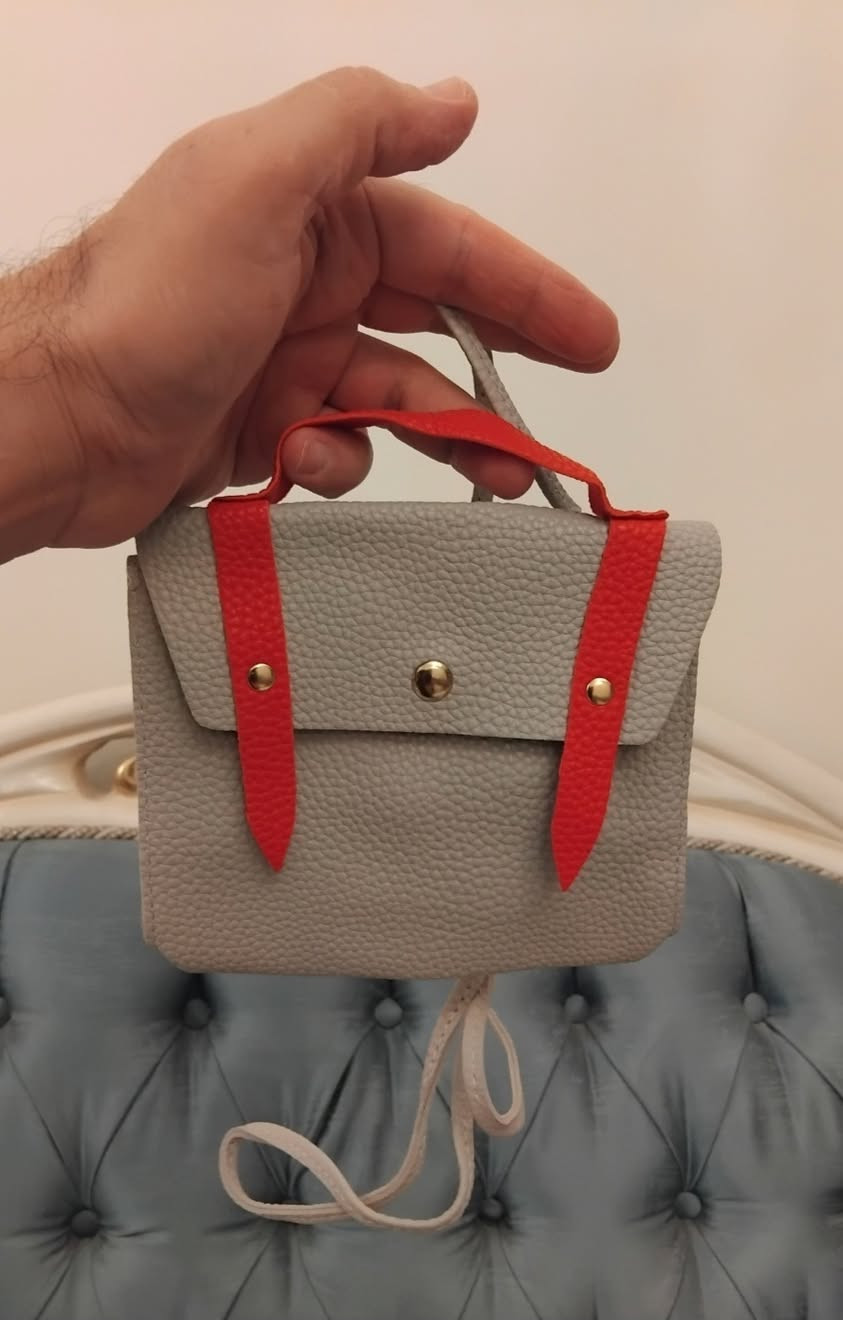 متوفره شلعة حقائب صغيره متكونه من ٢٠ قطعه كما في الصور وبسعر مناسب .


**إذا كنت صاحب هذا الإعلان وتريد حذفه لأي سبب، رجاءا أرسل رسالة إلى الدعم الفني**