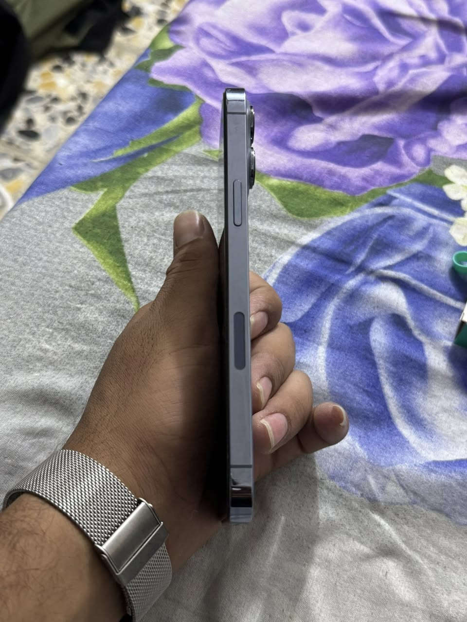 ايفون 13برو ماكس ذاكره 256بطاره 90جهاز نضيف كلش بي ملاحضه  بس شخط بل كأمره بس كأمره شغله واضحه سعر جهاز ٦٥٠ مكاني بغداد رقم الهاتف *********** ومراوس
