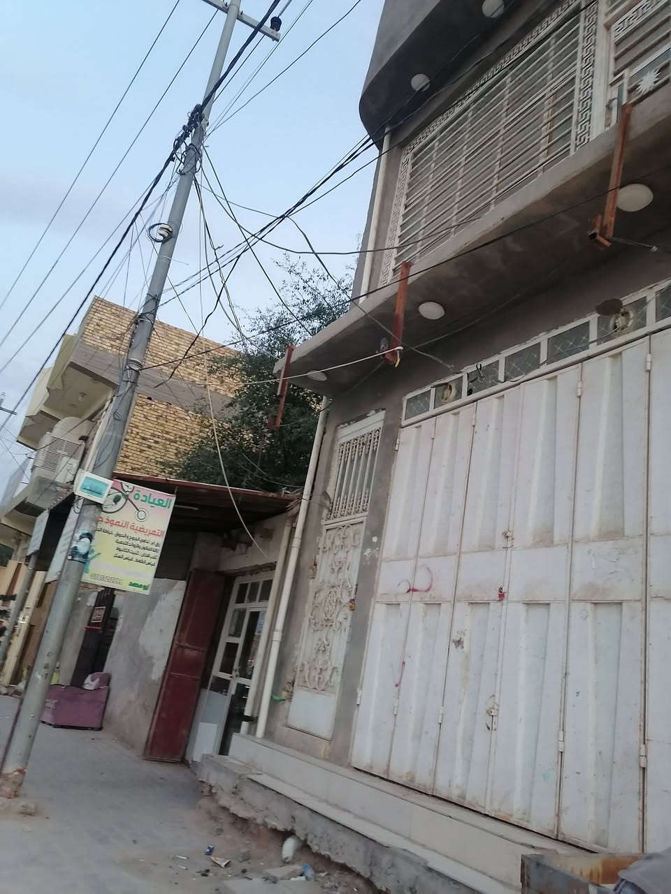 بناية تجارية مناسبة
المساحة ١٠٠ متر
واجه ٥ نزال ٢٠
تحتوى على
محل تشغله سابقاً صيدلية
الواجه ٤متر النزال ٢٠متر
فيها درج خارجي
وشقة في الطابق الأعلى تحتوي على
غرفة نوم
صاله كبيره 
ومطبخ
وصاله
البناء كونكريت مسلح
الموقع الديوانية حي العسكري الثالث على الشارع الرئيسي شارع ٣٠ مباشر
السعر ١١٥ مليون
للاستفسار أكثر مراجعة مكتب التوكل للعقار الكائن في حي العسكري شارع ٣٠ او الاتصال والمراسلة على الواتساب على الرقم ***********
