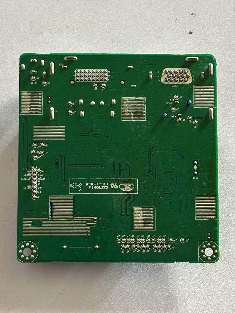عربي:
لوحة تحكم شاشة LG، على الأرجح لطرازات مثل E2442V أو E2442VA، مزودة بمنافذ HDMI وDVI وVGA.

تعمل هذه اللوحة كوحدة تحكم للشاشة، حيث تدير الإشارات والطاقة.

صُممت خصيصًا لشاشات LG العريضة وتدعم مدخلات عالية الوضوح.

تتميز اللوحة بقابلية عالية للتخصيص، وتعمل كمعالج مركزي لإمكانيات عرض الشاشة.

کوردی:
بۆردی شۆفێری مۆنیتەری LG، پێدەچێت بۆ مۆدێلەکانی وەک E2442V یان E2442VA بێت، کە دەرچەی HDMI و DVI و VGA ی تێدایە. 
وەکو بۆردی کۆنترۆڵ بۆ شاشەکە کاردەکات، بەڕێوەبردنی سیگناڵەکان و هێز.
بۆ مۆنیتەرەکانی شاشە فراوانی LG دیزاین کراوە و پشتگیری لە ئینپوتەکانی ڕوونی بەرز دەکات.
بۆردەکە زۆر ڕێکدەخرێت و وەک پرۆسێسەری ناوەندی بۆ تواناکانی پیشاندانی مۆنیتەرەکە کاردەکات.

English:
LG monitor driver board, likely for models such as the E2442V or E2442VA, featuring HDMI, DVI, and VGA ports. 
It serves as the control board for the display, managing signals and power.
It is designed for LG widescreen monitors and supports high-definition inputs.
The board is highly configurable and functions as the central processor for the monitor's display capabilities. السليمانية, العراق


**إذا كنت صاحب هذا الإعلان وتريد حذفه لأي سبب، رجاءا أرسل رسالة إلى الدعم الفني**