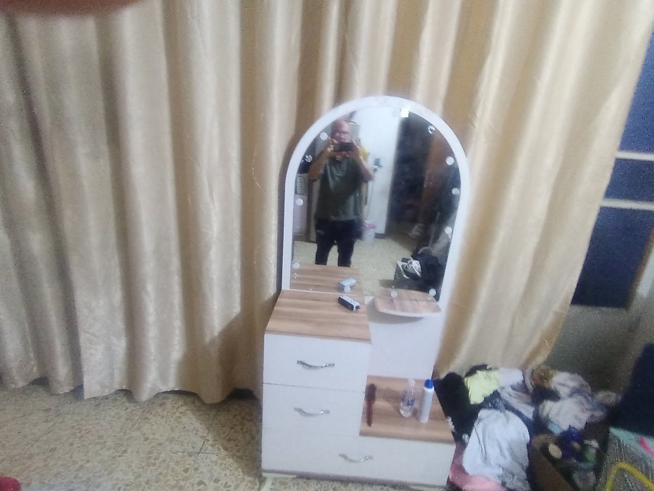 عندي غرفتين نوم تركية كنتور ستلايت كاملة وحدة لونها ابيض والثانية جوزية الي يحب يشوفهم  يراسل  سععرهن ١٢٥ الغرفتين واهلا وسهلا


**إذا كنت صاحب هذا الإعلان وتريد حذفه لأي سبب، رجاءا أرسل رسالة إلى الدعم الفني**