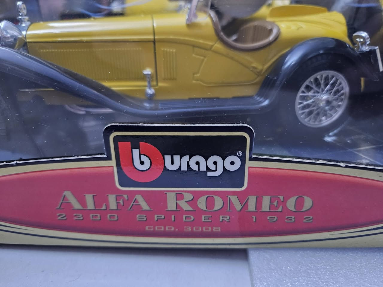 السلام عليكم
مصغر لسيارة Alfa Romeo 2300 Spider من عام 1932، وهو من إنتاج شركة Bburago بمقياس 1/1
يتميز النموذج بلونه الأصفر ومقاعد داخلية بنية اللون
صُنع هذا المجسم في إيطاليا
السعر ٦٥


**إذا كنت صاحب هذا الإعلان وتريد حذفه لأي سبب، رجاءا أرسل رسالة إلى الدعم الفني**