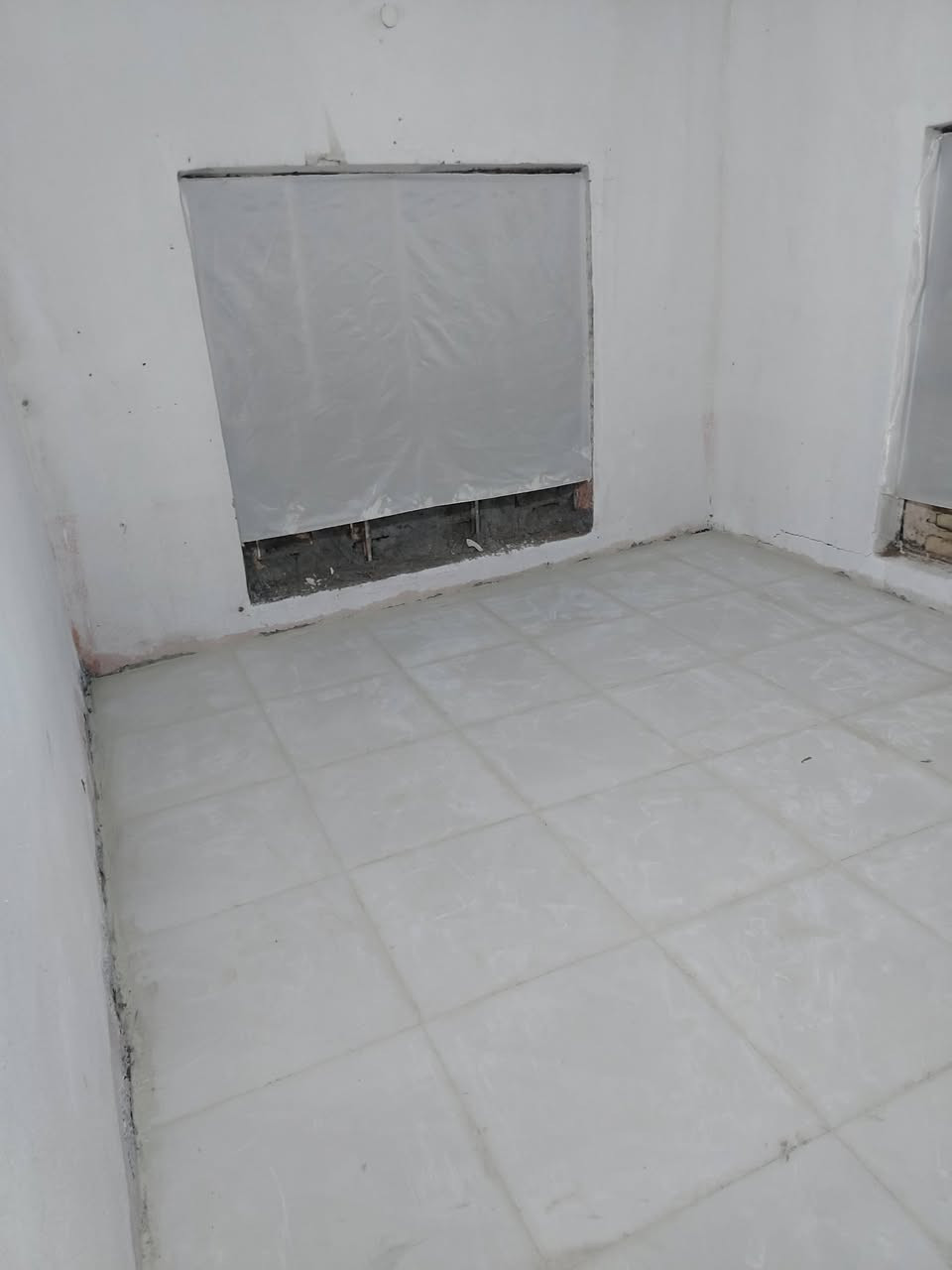 سلام عليكم بيت للايجار في حي التضحيه بيت بناء قديم بس جاهز للسكن غرفتين +استقبال +هول +مطبخ المساحه 200متر اليحب يتواصل على هاذه الرقم ***********
