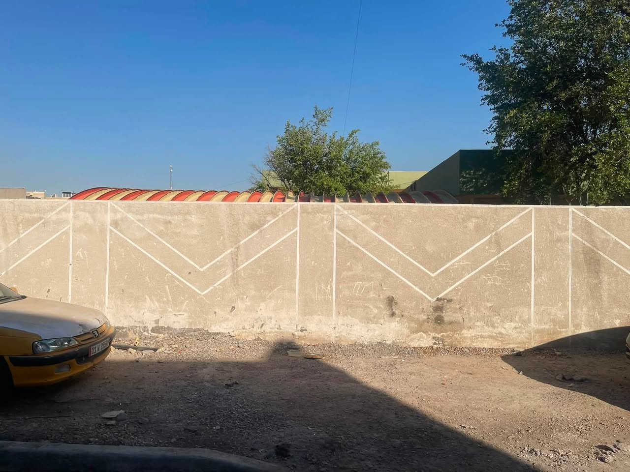 للبيع مشتمل مسلح حديث المساحه 135 متر واقع حال وبالسند 125 متر الواجهه 5.40 والنزال 25 بناء 2018 نظام استثمار ثلاث طوابق ثلاث شقق كل شقه تحتوي على غرفتين وصاله ومطبخ وخدمات الوارد الشهري 1800 مليون وثمان مائة الف دينار شهرياً الموقع شارع فلسطين محله 502 العقاري موقع ممتاز وهادى ومقابل سياح مدرسة المستنصريه الابتدائيه للاتصال *********** او *********** شركة الخيمه للعقار
