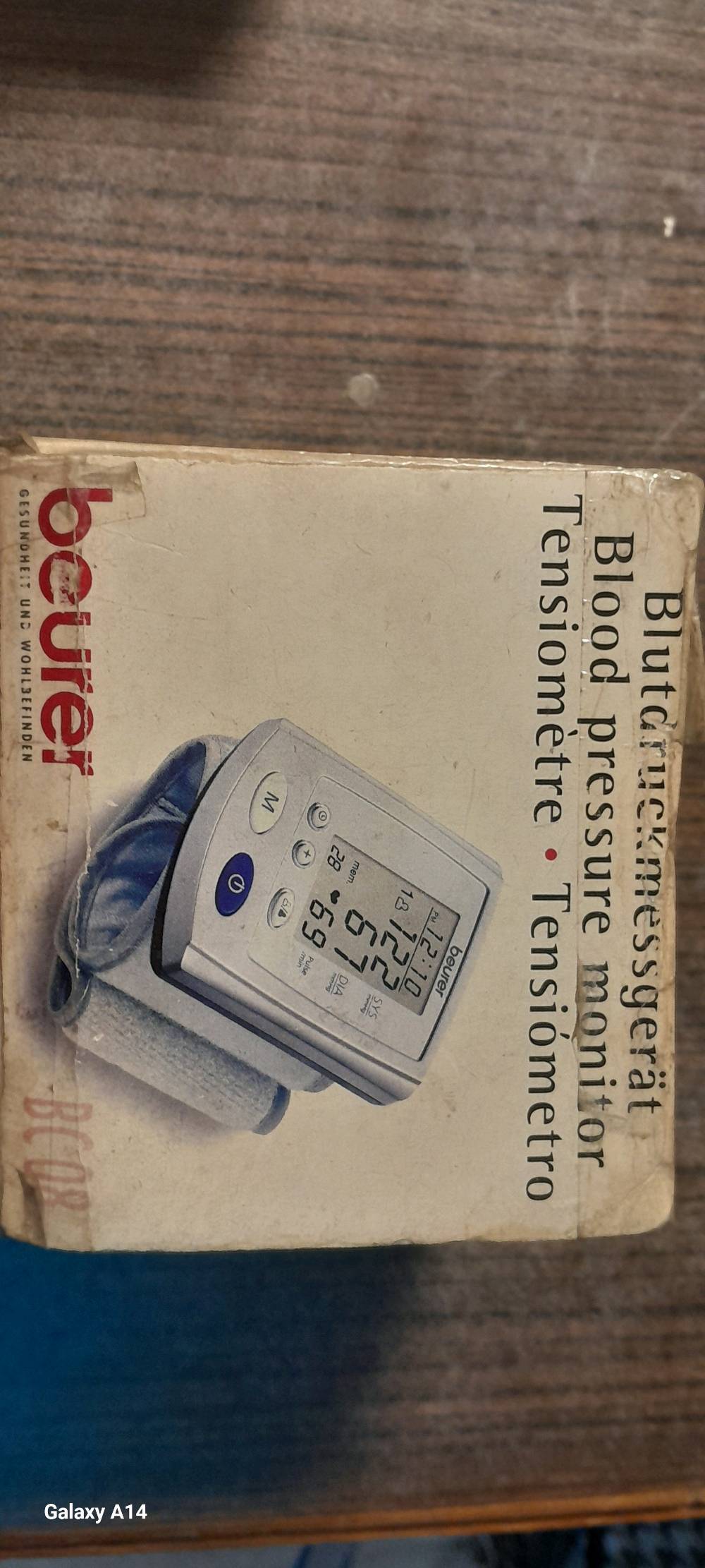 جهاز قياس ضغط الدم من شركة Beurer، نوع BC 08. الجهاز أوتوماتيكي بالكامل ويقيس ضغط الدم والنبض بدقة. يحتفظ بذاكرة تصل إلى 50 قراءة لكل مستخدم، ويأتي مع بطاريات وصندوق تخزين. مناسب لمحيط المعصم من 13.5 إلى 22 سم، ومُحَصَّن سريرياً للاستخدام الدقيق في المنزل. يُباع بحالة جيدة مع العلبة الأصلية.