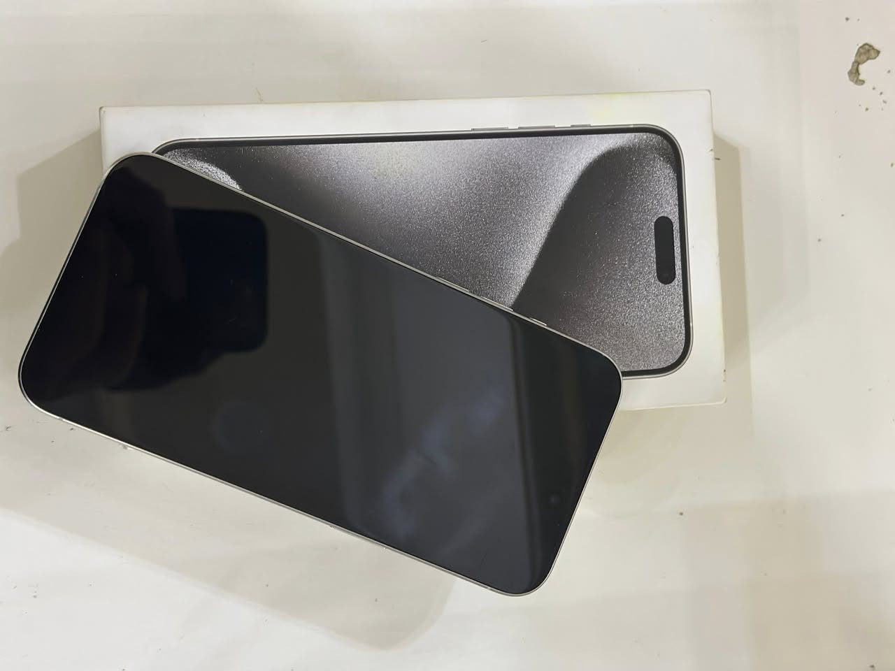 السلام عليكم ايفون ١٥ برو ماكس امريكي الاصلي لون ابيض شريحه الالكترونيه ذاكره ٥١٢  سعة البطاريه ٧٧ مكفول من الفتح شرط الفحط غراض كامله السعر 800 قفل 
رقم الهاتف *********** مكاني كربلاء
