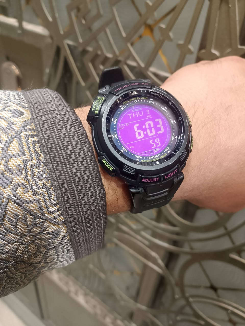 Casio Pro Trek PRG-110C-6. 
اهم مميزات ومواصفات الساعة 
  (Tough Solar): تعمل الساعة بنظام الشحن بالطاقة 
•مستشعر ثلاثي (Triple Sensor): تحتوي على مستشعرات للاتجاه (بوصلة رقمية)، الارتفاع (مقياس الارتفاع)، والضغط الجوي (مقياس الضغط الجوي). 
•قياس درجة الحرارة: يمكنها قياس درجة حرارة الجو. 
•مقاومة الماء: مقاومة للماء حتى عمق 100 متر. 
•إضاءة LED: مزودة بضوء LED مزدوج للشاشة الرقمية والوجه الأمامي. 
•وظيفة توفير الطاقة: تصبح الشاشة فارغة لتوفير الطاقة عند ترك الساعة في الظلام. 
•مميزات أخرى: تتضمن ميزات مثل التوقيت العالمي، ساعة إيقاف، منبه، تقويم تلقائي كامل، وعرض شروق وغروب الشمس. 
•التصميم: تأتي بهيكل دائري وحزام من الراتينج


**إذا كنت صاحب هذا الإعلان وتريد حذفه لأي سبب، رجاءا أرسل رسالة إلى الدعم الفني**