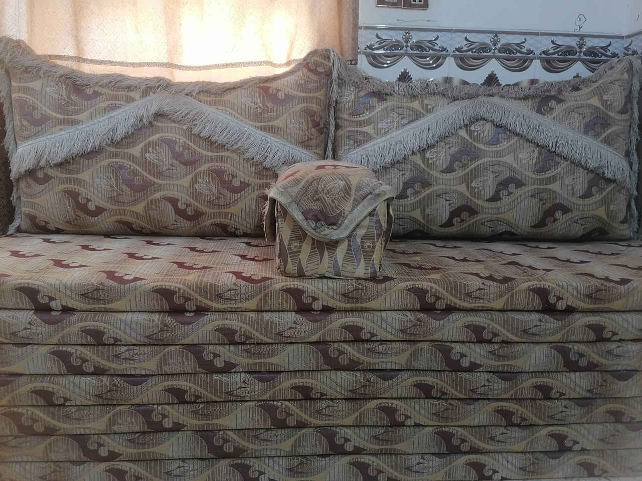 جلسه سعودي 14 متر.. 7 دوشك اسفنج حبيبات مضغوط.. دوشك عالي 7 سم الارتفاع.. شرط اخو الجديد ما مجلوس.. ***********.. واتس
