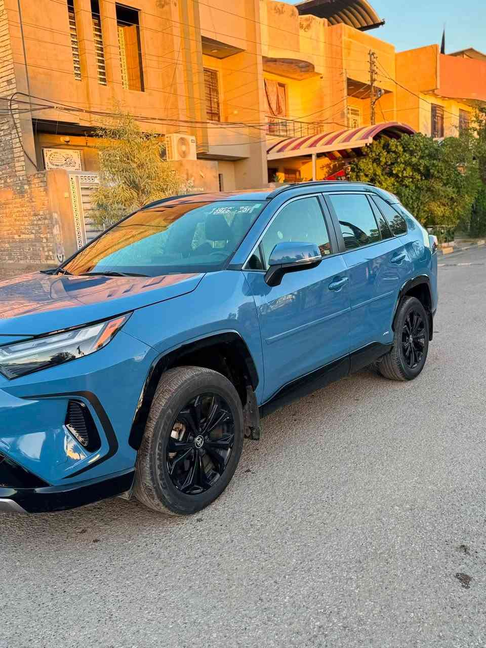 سيارةRAV4 موديل2023  أمريكي الحادث خلفي صور الحادث موجود داخل المنشور  فول مواصفات مصابيح LED أمامية.
* إضاءة نهارية LED.
* تشغيل بصمة (Push Start).
* دخول ذكي بدون مفتاح.
* مقعد السائق كهربائي بـ 8 وضعيات.
* شاشة 8 إنش.
* دعم لاسلكي لـ Apple CarPlay وAndroid Aut

* رادار أمامي مع نظام منع الاصطدام.
* مثبت سرعة راداري.
* المحافظة على المسار.
* تنبيه مغادرة المسار.
* مراقبة النقطة العمياء (Blind Spot).
* تنبيه حركة المرور الخلفية (Rear Cross Traffic Alert).
* كاميرا خلفية.
مكان السياره بغداد الحريه 
***********
السعر 240
