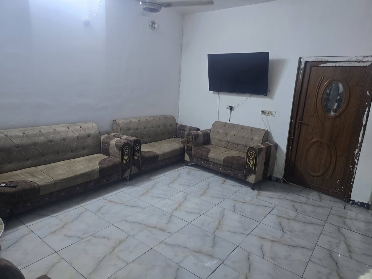بيت ١٥٠ متر للبيع غرفتين وصالة واجهة ٧.٥ م ونزال ٢٠ م بناء بلوك العنوان حي الأمين الثانية قرب مجمع الأمير السكني للأستعلام الاتصال ***********

