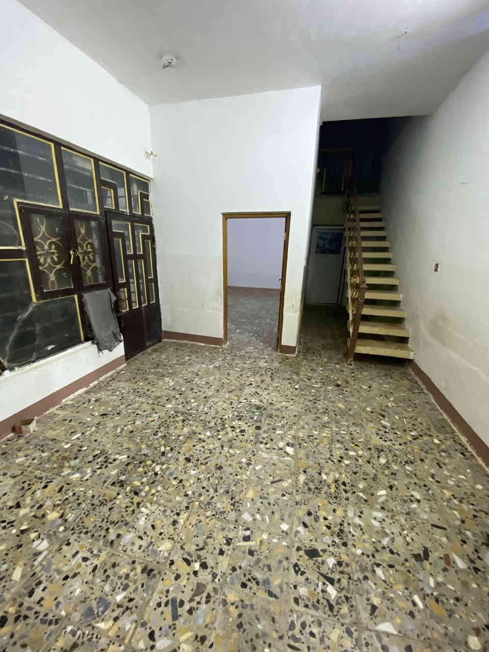 بيت للإيجار 100 متر زراعي يحتوي على غرفة نوم كبيرة وصالة واستقبال وحمامات داخلية وخارجية ومطبخ بناء جدا نظيف 
نهاية شارع الاطفاء السعر 250 الف 
للتواصل ***********
***********
